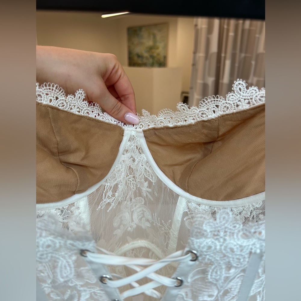 V. Chapman White Lace Peplum Bustier Top - Picture 4 of 6